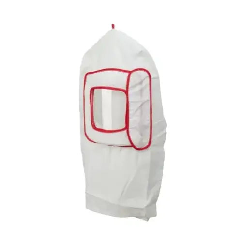Hvit beskyttelseshette i tekstil med rød kant og gjennomsiktig rektangulært vindu, sett fra siden.