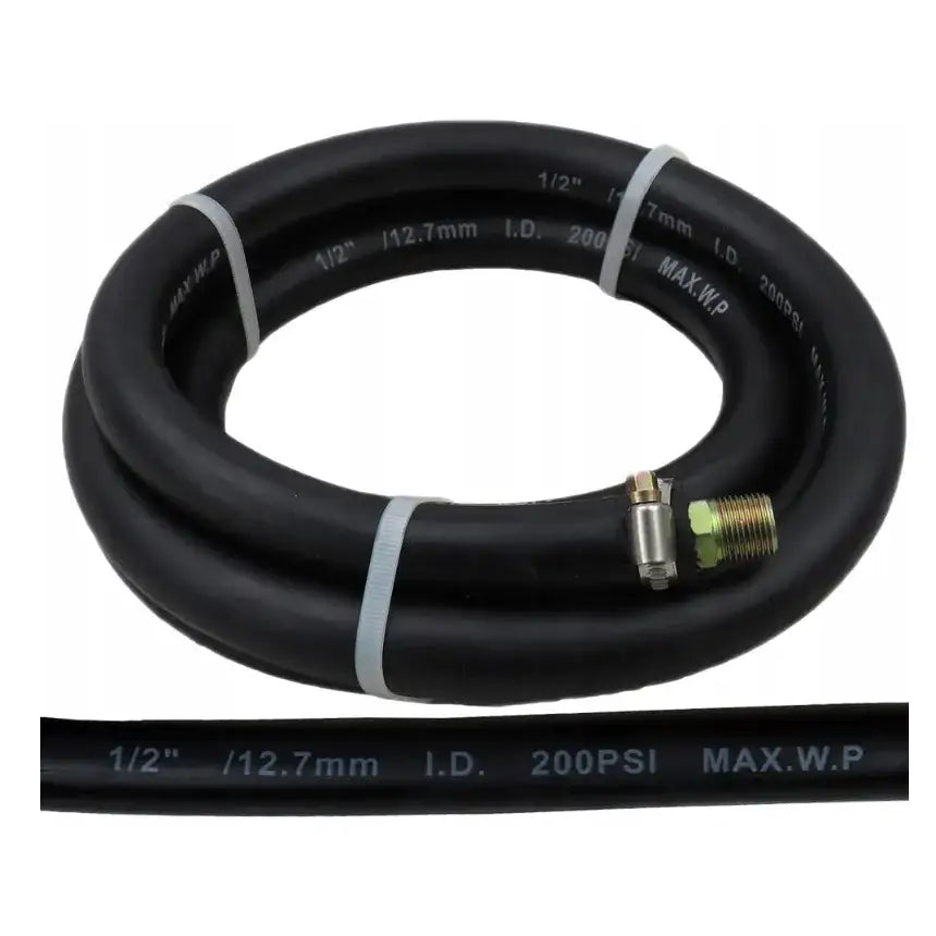 Sort gummislange til Syfon sandsprøyte, skråvisning med synlig metallkobling og trykte dimensjoner på siden.