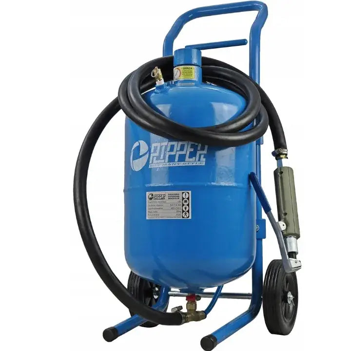Syfon sandsprøyte 19L, blå tank på hjul med sort slange og synlig etikett sett fra skrå vinkel.
