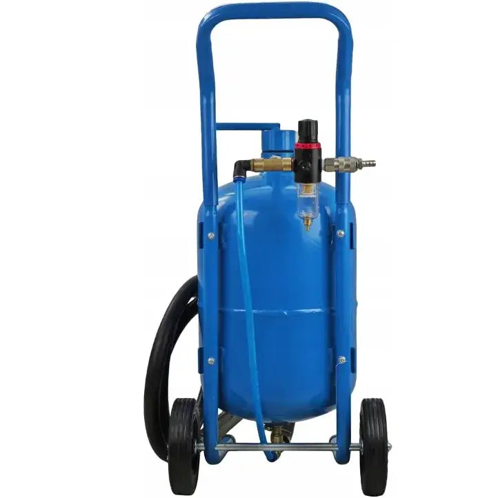 Syfon sandsprøyte 19L, blå metalltank med håndtak og hjul, frontvisning med alle koblinger synlige.