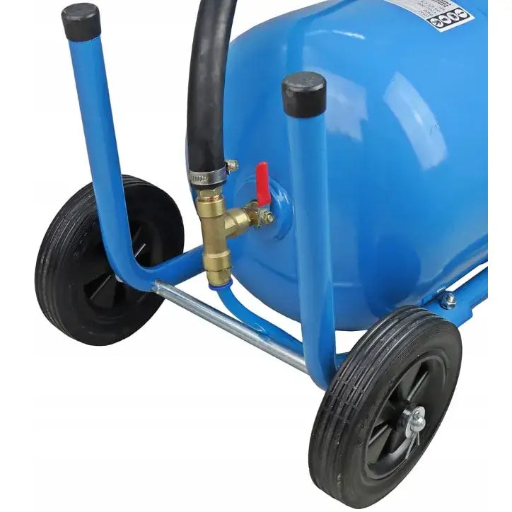 Syfon sandsprøyte 19L, nærbilde av blå tank med sorte hjul, messingventil og rødt håndtak på slange.