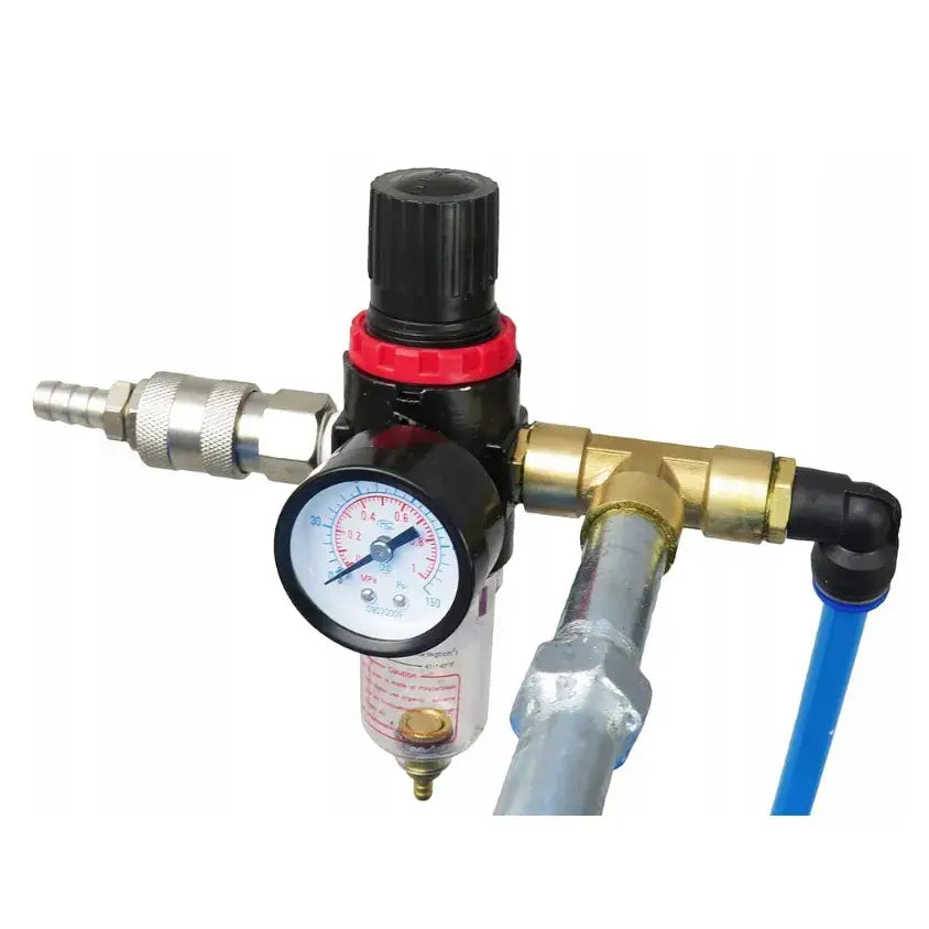 Trykkregulator med manometer fra Syfon sandsprøyte, skrå visning med tilkoblet blå slange og metallrør.