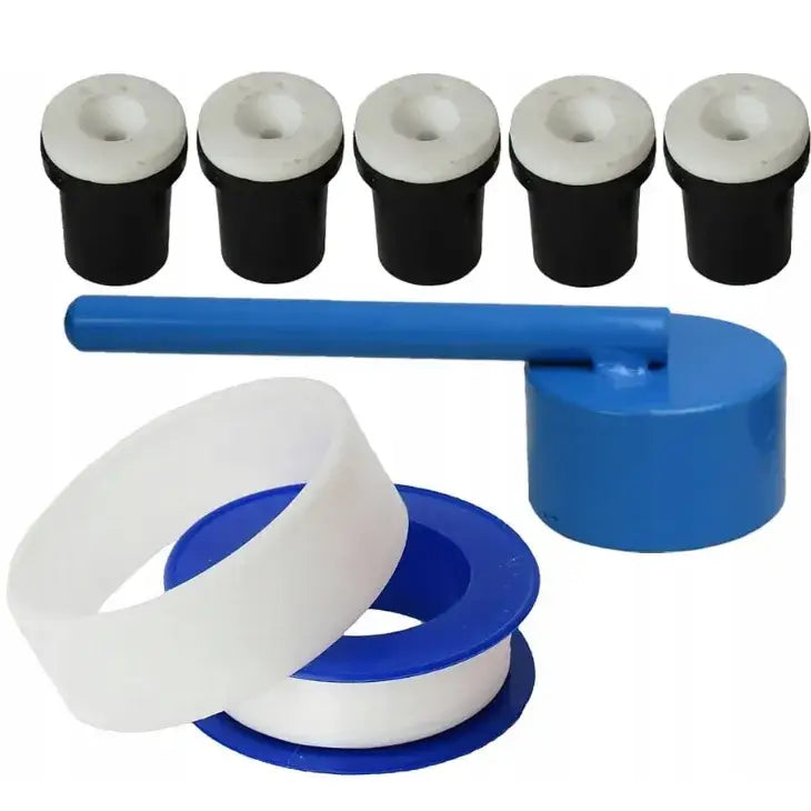 Sandsprøyte tilbehørssett med gummipropper, blåtthåndtak og to ruller hvitt tetningstape, sett skrått ovenfra.