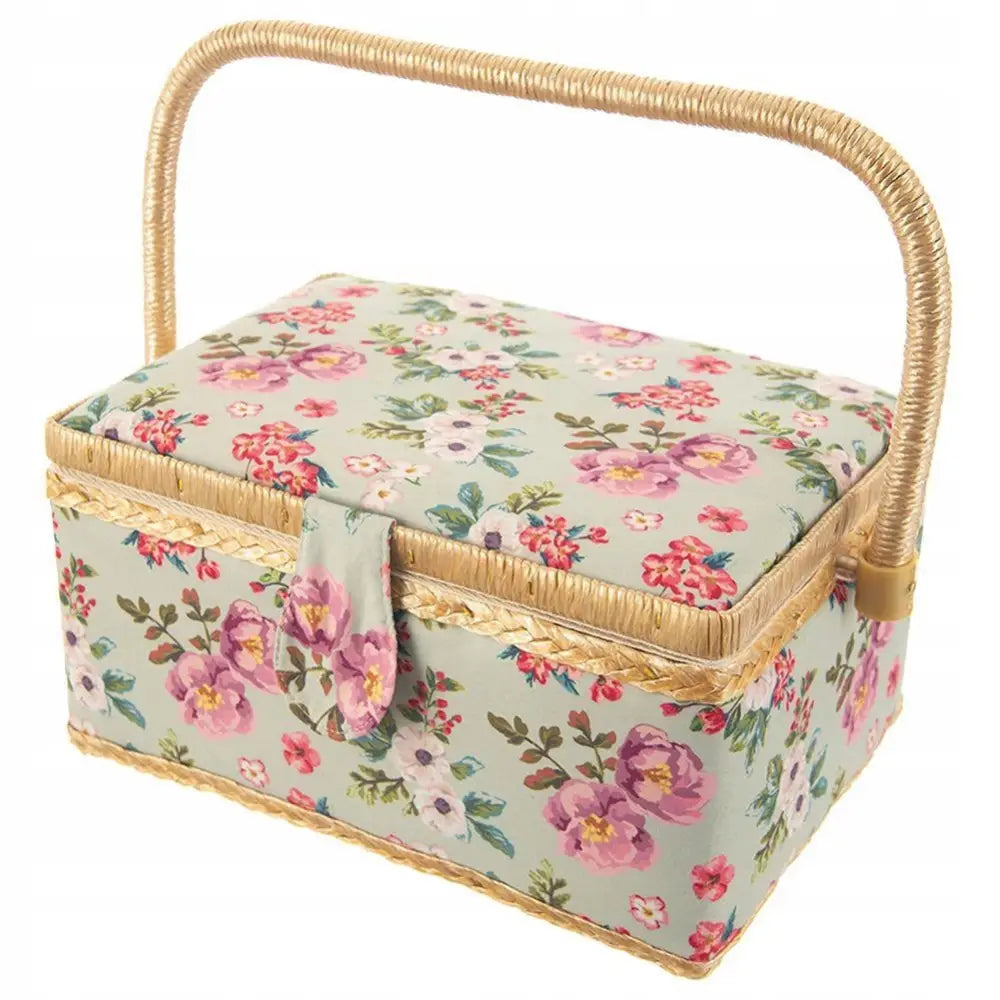 Sykurv i lyst flettemateriale med bærehåndtak, lysegrønt trekk og fargerikt blomstertrykk, sett skrått forfra.