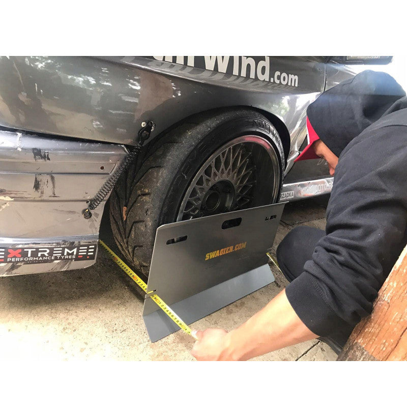 Geometrisett innhold – to stålplater, to målebånd og helningsmåler for motorsportbruk