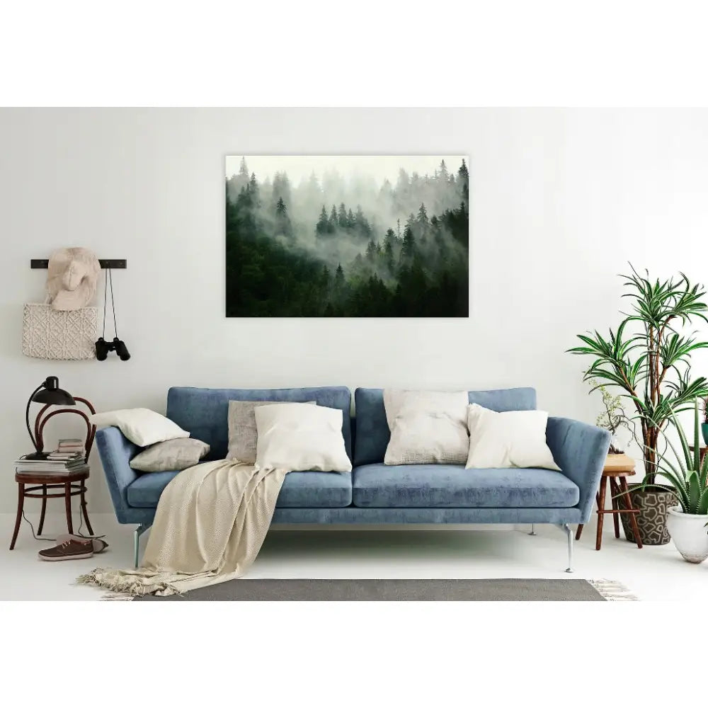 Lyseblå sofa med lyse puter og beige pledd foran veggkunst og grønne planter i lys stue.