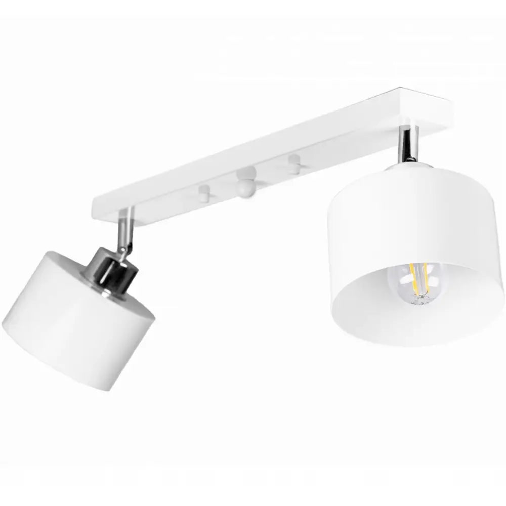 Taklampe med to hvite sylinderskjermer og kromdetaljer, skråvisning med synlig lyspære på den ene skjermen.