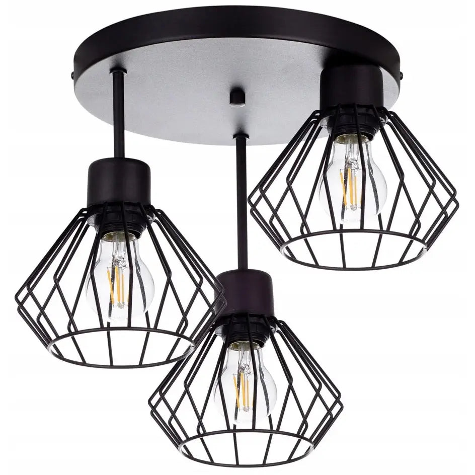 Taklampe i sort metall med tre lyspærer, sett nedenfra med åpne diamantformede netting-skjermer.