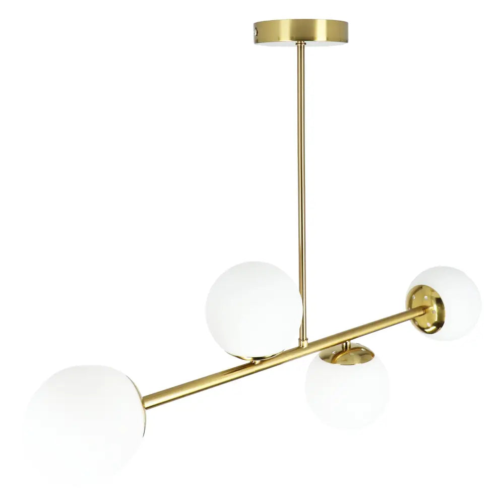 Taklampe med fire matte hvite glasskuler og messingstenger, moderne design sett fra siden mot hvit bakgrunn.