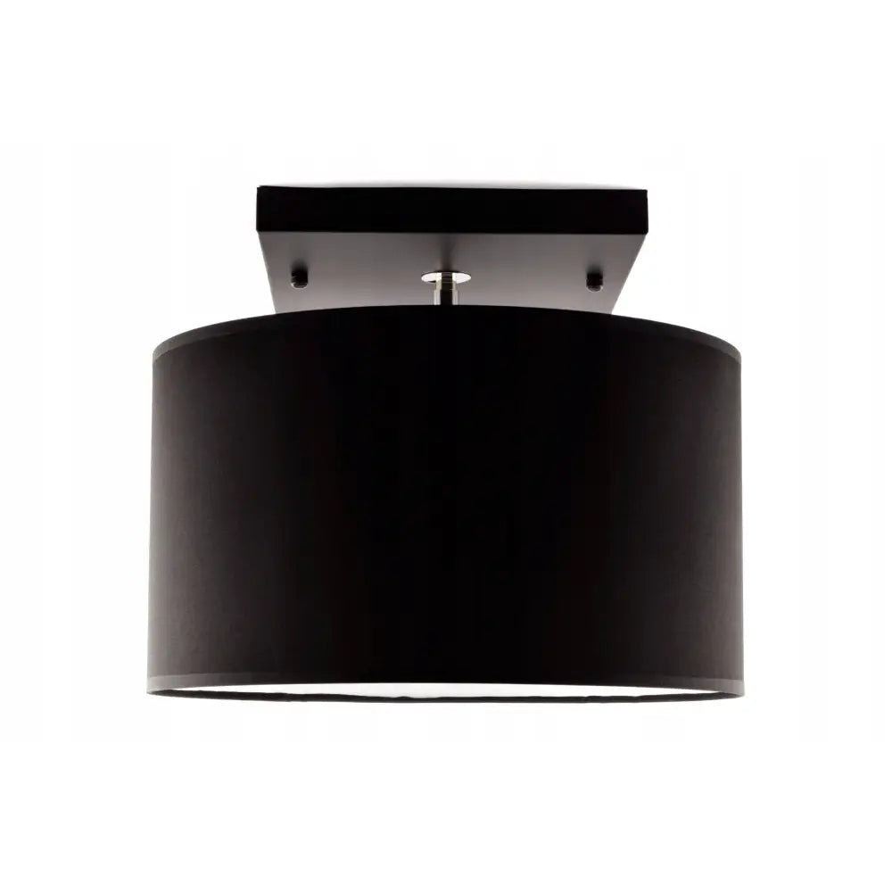 Taklampe i svart tekstil med rund skjerm og firkantet sort takfeste, sett rett forfra.