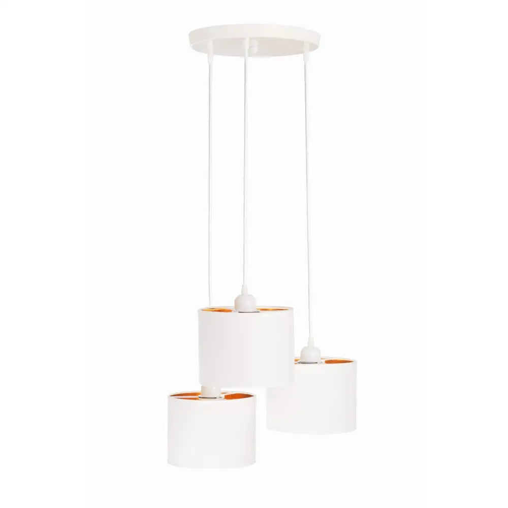 Taklampe Oro hvit med tre tekstilskjermer i ulike høyder, gyllen innside og rund hvit takrosett.