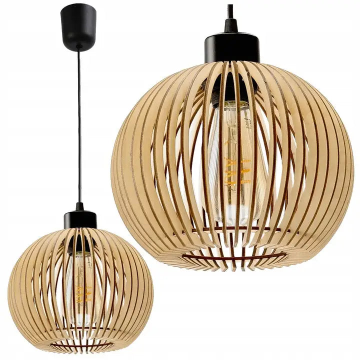 Taklampe i lyst tre med lameller, synlig pære i midten og sort oppheng sett fra skrå vinkel.
