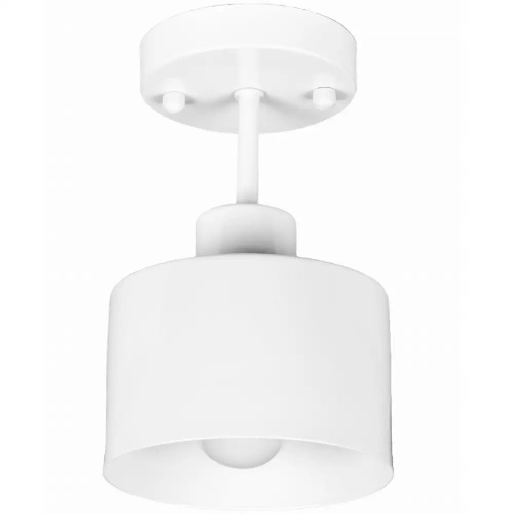 Taklampe med liten, sylinderformet hvit metallskjerm, sett forfra med synlig lyspære under.