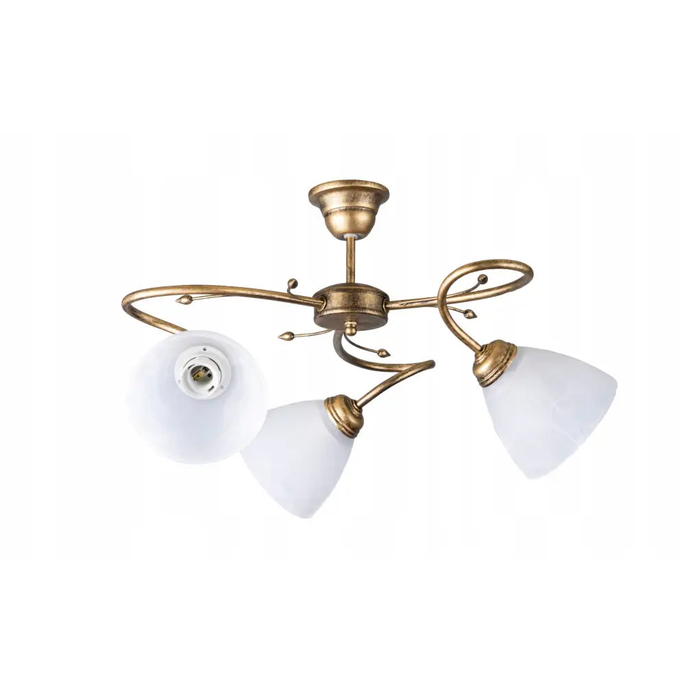 Taklampe med tre hvite glassskjermer og messingramme med buedekor, sett fra skrå vinkel mot hvit bakgrunn.