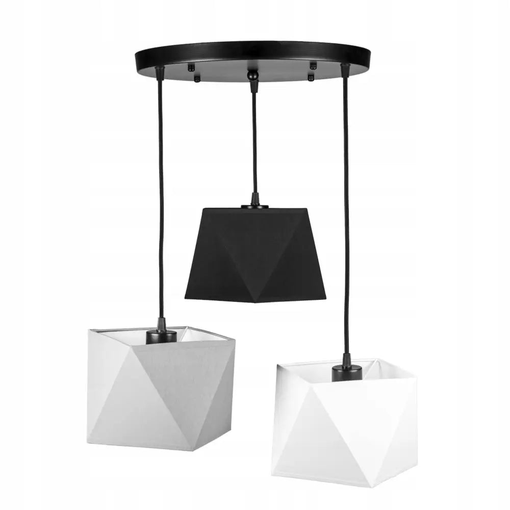 Taklampe med tre geometriske skjermer, to hvite og én svart, hengende fra sort rund takplate.