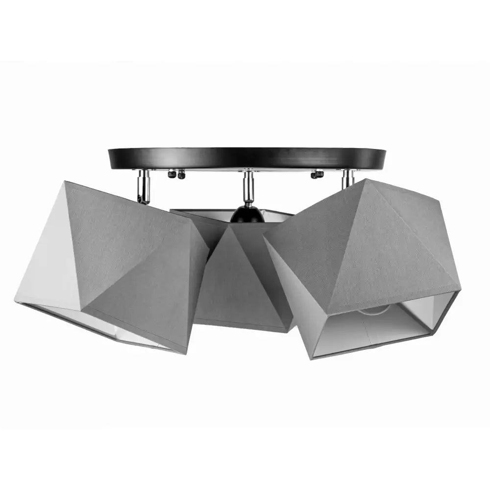 Taklampe med tre grå, geometriske tekstilskjermer sett fra undersiden, montert på sort rund base.