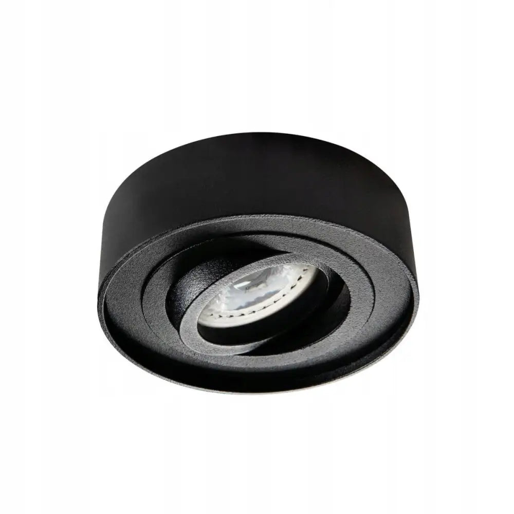 Taklampe Mini Bord, rund svart metallspot med justerbar innfatning, sett fra skrå vinkel.