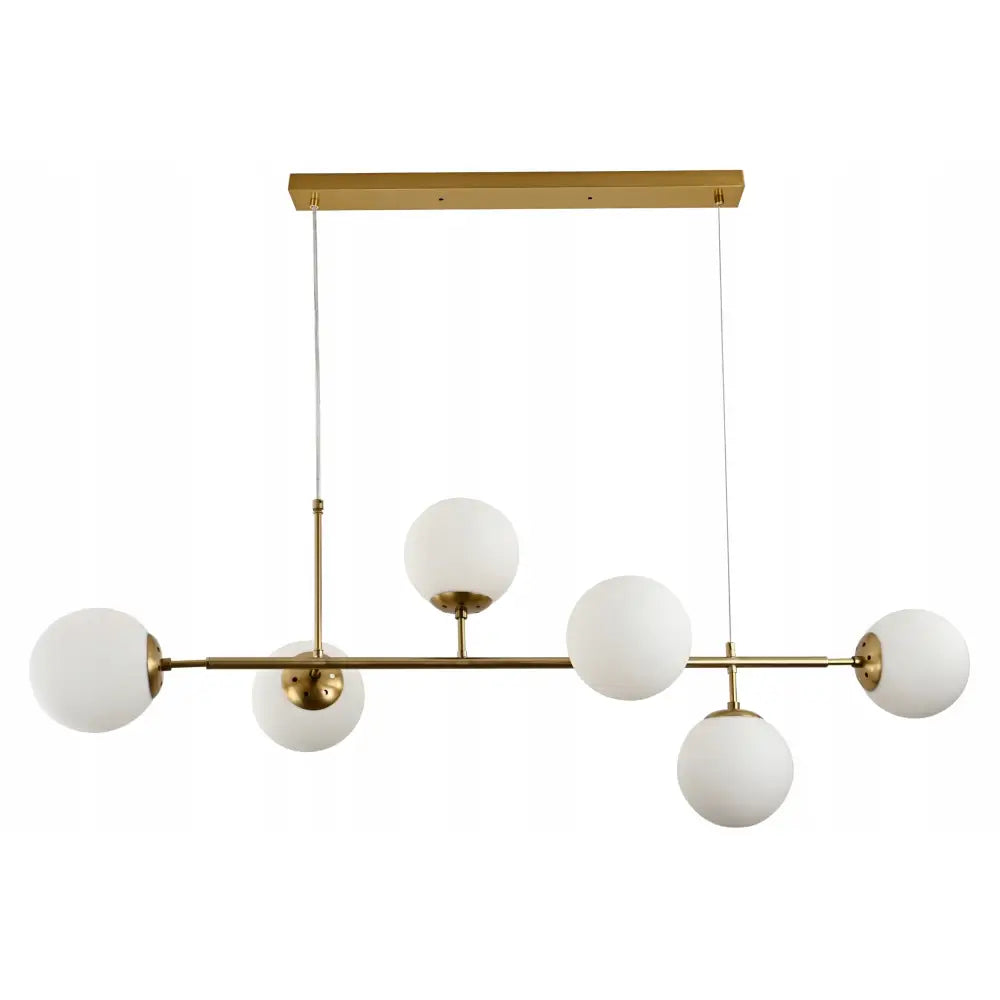 Taklampe pendel med seks matte hvite glasskuler og messingfarget ramme i moderne, minimalistisk stil.