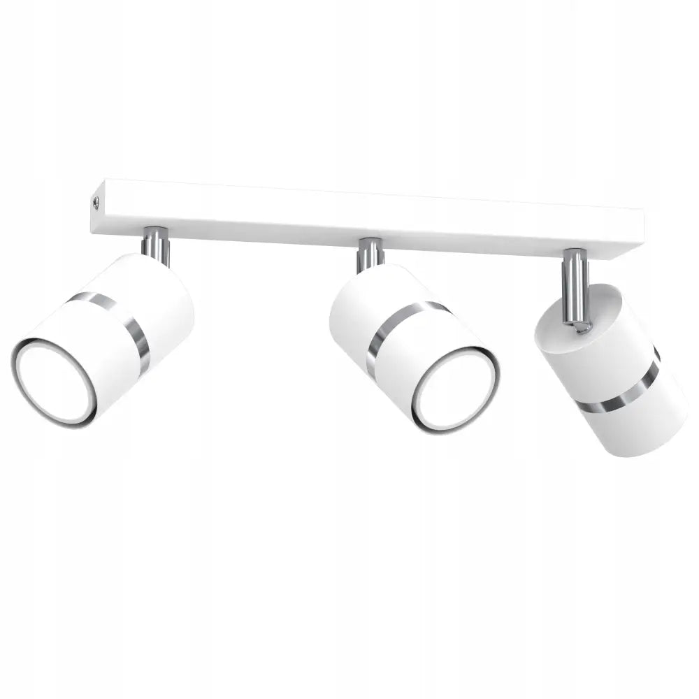 Taklampe med tre hvite, justerbare spotter og kromdetaljer, vist fra skrå vinkel mot hvit bakgrunn.
