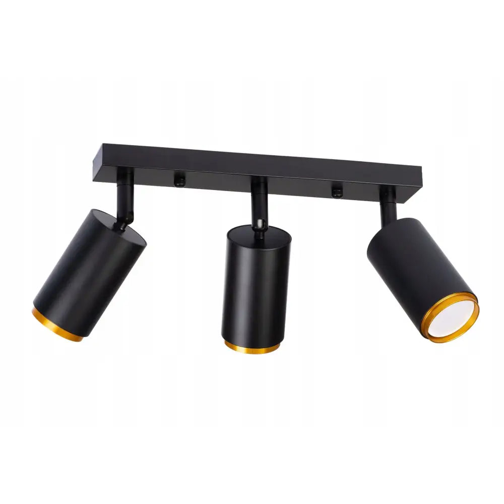 Taklampe Spotlight Triple Tube i svart med tre gullkantede, justerbare sylindere, sett fra skrå vinkel.