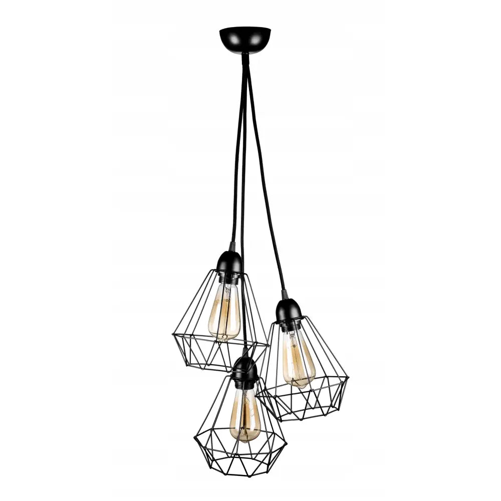 Taklampe med tre sorte diamantformede metallskjermer og synlige lyspærer, sett forfra mot hvit bakgrunn.