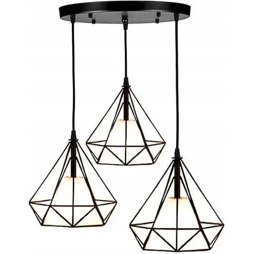 Takpendel Trippel Geos Loft med tre sorte metallskjermer i geometrisk form og synlige lyspærer.