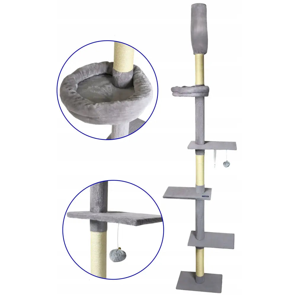 Takrasjonskrape for katt, nærbilde av grå seng og hengende leketøy på klatrestativ med sisalstolper.