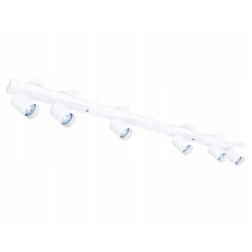 Takspot Halogen Taklampe GU10 i hvitt, seks justerbare spotter på metallskinne, skrå vinkel mot hvit bakgrunn.