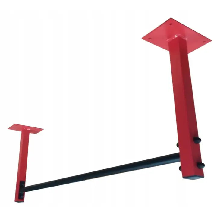 Takstmontert vegghengt pull-up-stang med røde støtteben og svarte skruer, sett fra lav vinkel mot hvit bakgrunn.