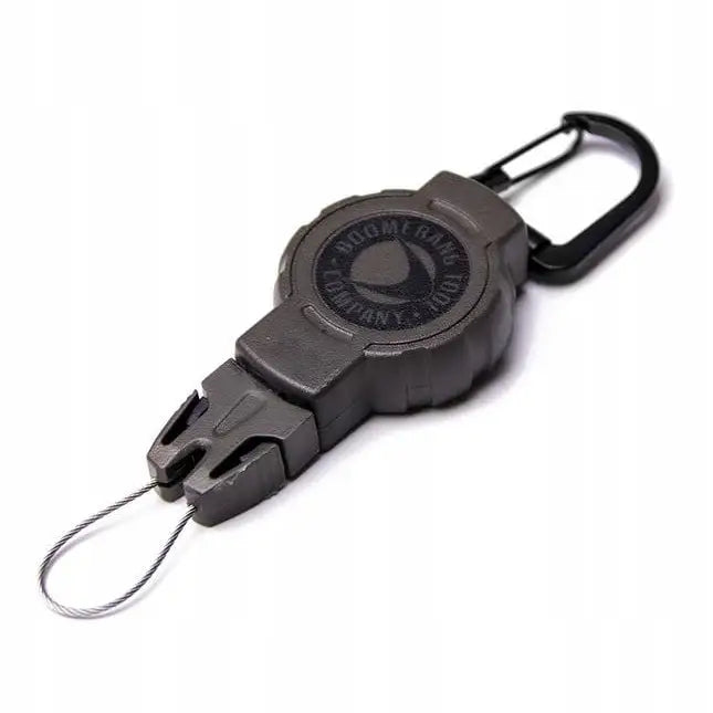 Taktisk bånd med karabinkrok, grå nøkkelholder med uttrekkbar vaier vist skrått ovenfra på hvit bakgrunn.
