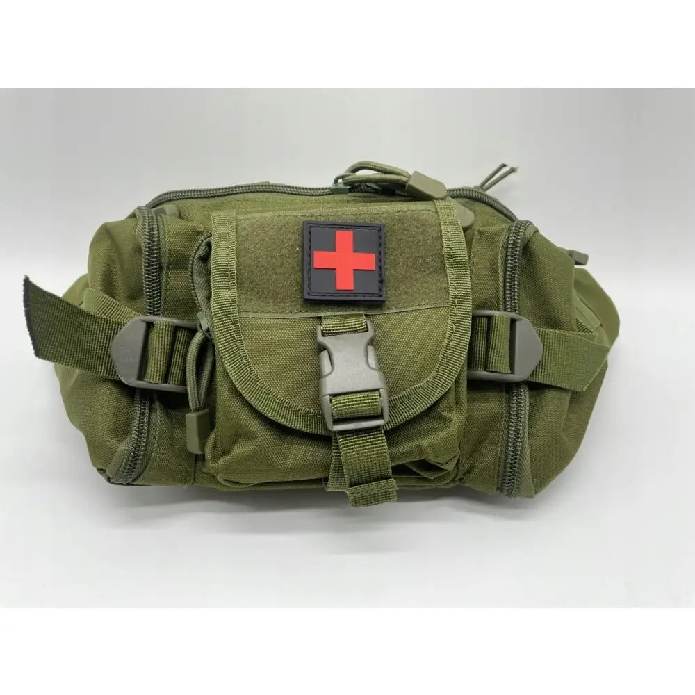 Taktisk førstehjelpsveske i grønt stoff med rød kors-merking, frontlommer og spenner synlig.