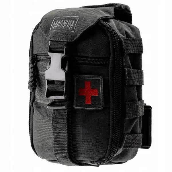 Taktisk førstehjelpsveske Magnum, svart, sidevisning med rød førstehjelpskors og robuste festestropper.