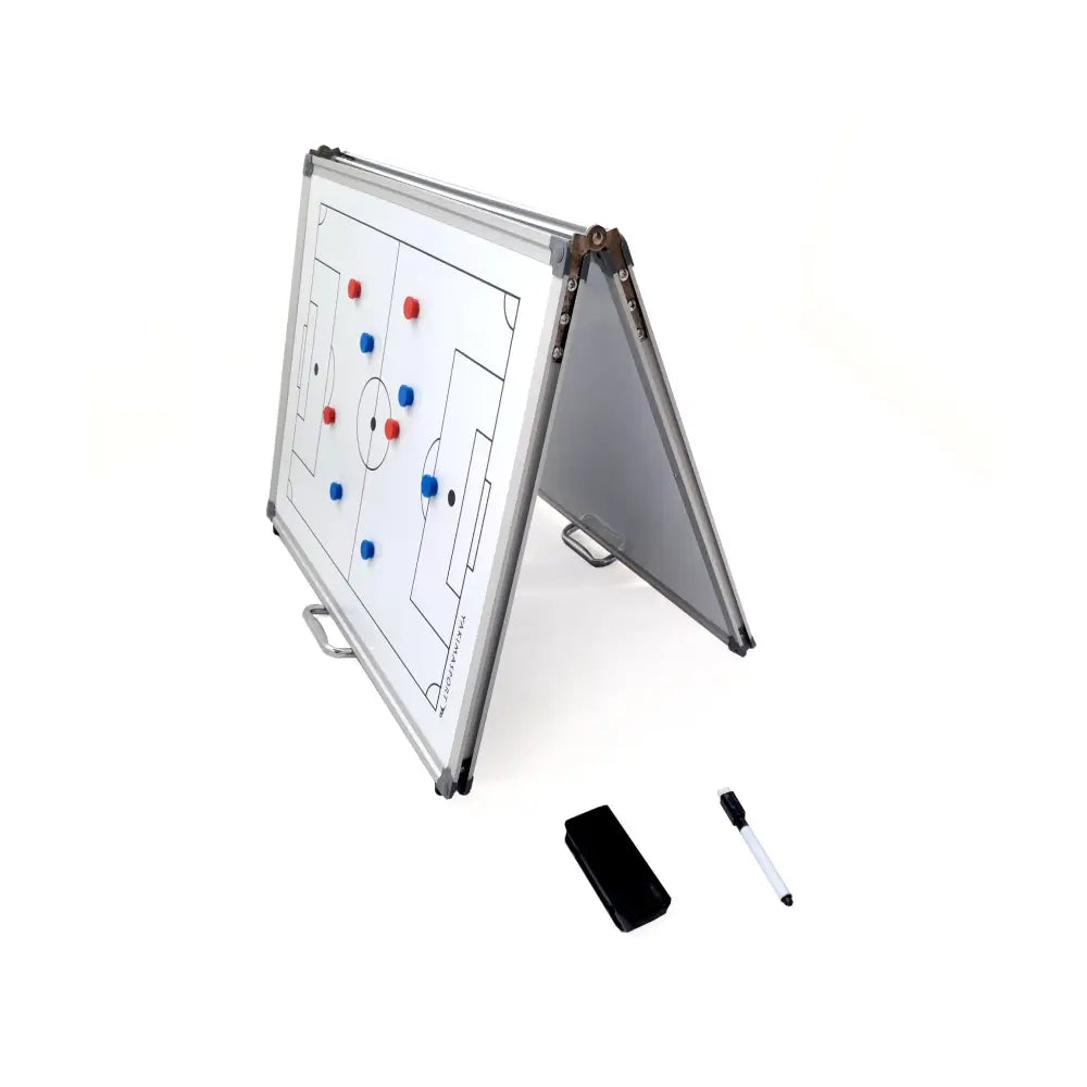 Taktisk tavle 60x45 cm, sammenleggbar med fotballbanetegning, røde og blå magneter, markør og viskelær.