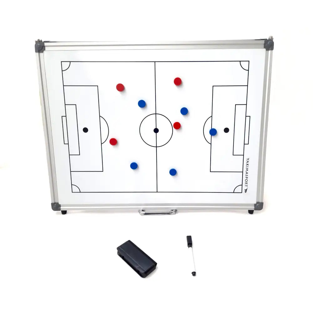 Taktisk tavle 60x45 cm med fotballbane, røde og blå magneter, tusj og viskelær foran, sett skrått.