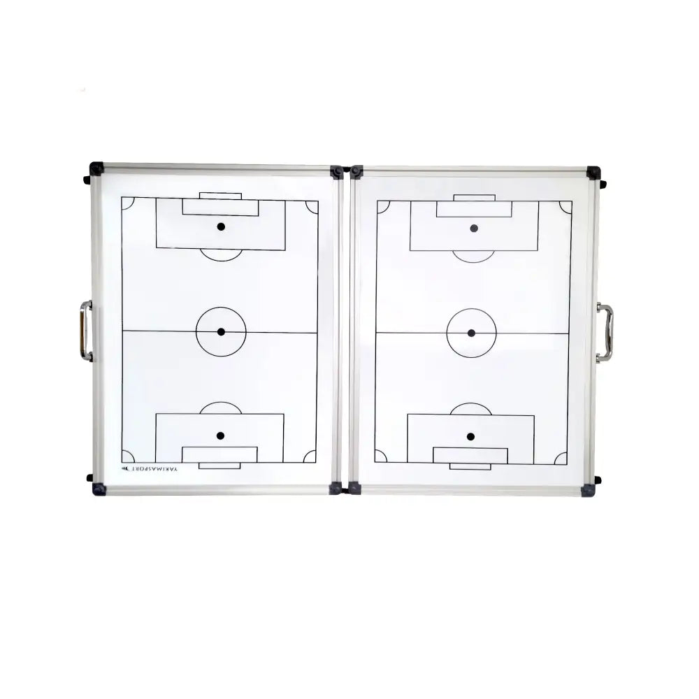 Taktisk tavle 60x45 cm, sammenleggbar modell vist forfra med to fotballbanediagrammer og håndtak.