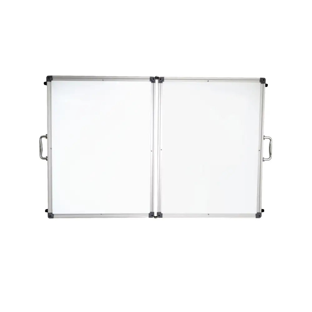 Taktisk tavle 60x45 cm, sammenleggbar modell vist lukket med to metallhåndtak og aluminiumsramme.