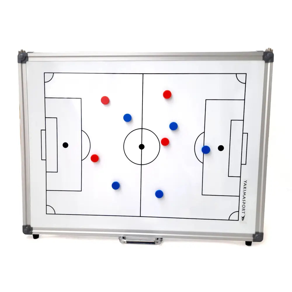 Taktisk tavle 60x45 cm, fotballbanedesign med røde og blå magneter plassert på hvit spilleflate.