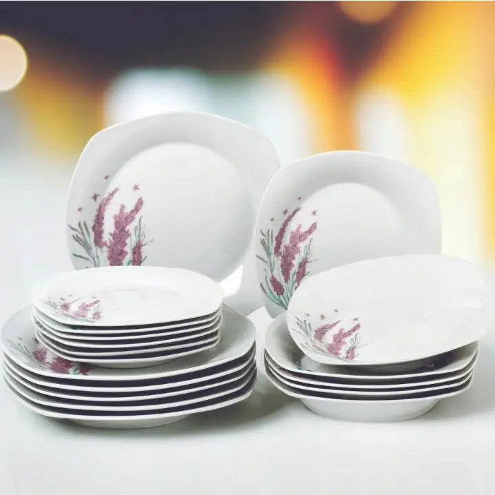 Tallerken sett i porselen, seks hvite tallerkener med lilla blomsterdekor og grønne blader i ulike størrelser.