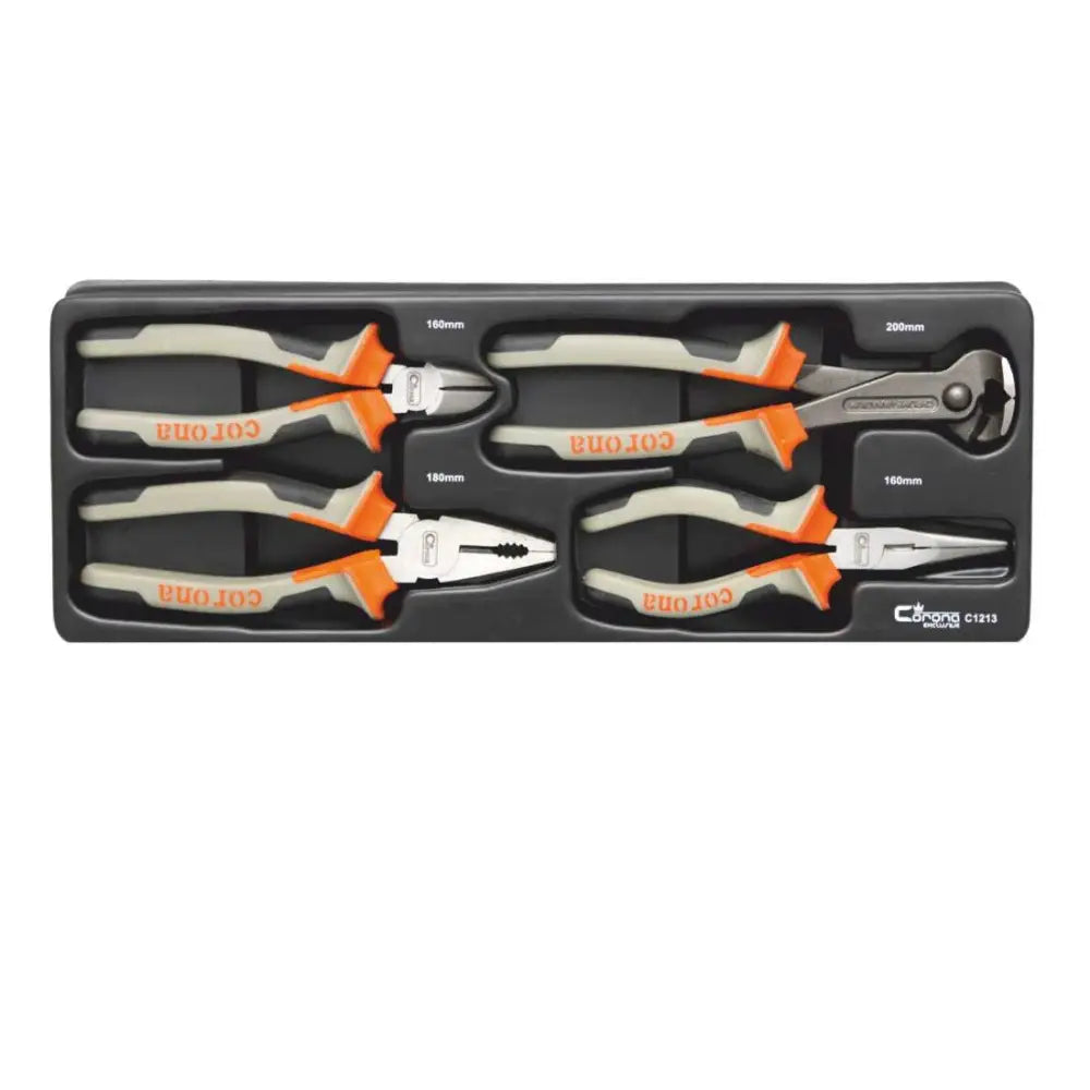 Sett med fire Corona kombinasjonstenger i svart plastinnlegg, grå og oransje håndtak, sett ovenfra.