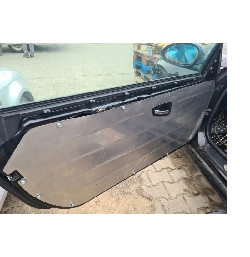 Nærbilde av CNC-kuttet aluminiumsdørpanel for BMW E82 Coupé fra Swagier