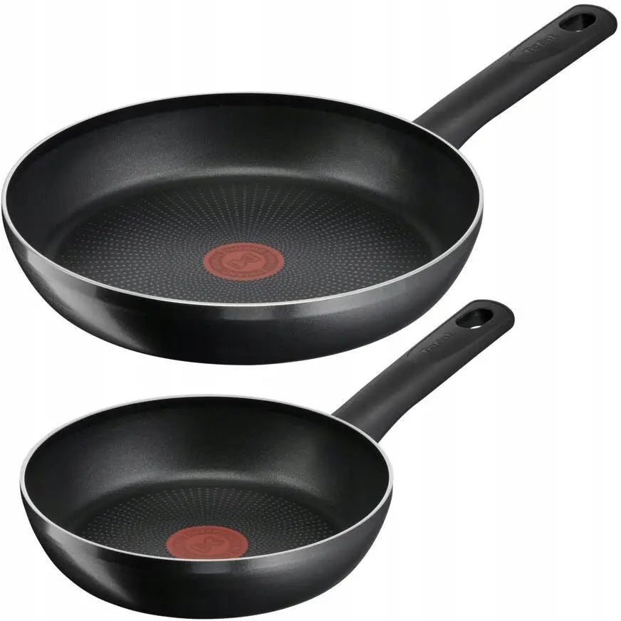 Tefal Hard Titanium stekepanner, to størrelser med non-stick belegg og rød varmesoneindikator, sett skrått ovenfra.