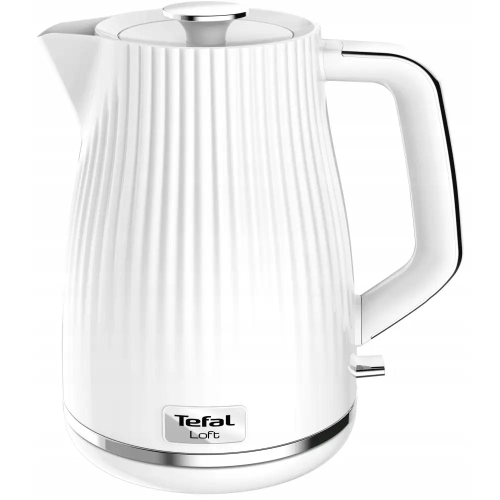 Tefal Retro elektrisk vannkoker i hvitt, rillet overflate, kromdetaljer, synlig håndtak og tut fra siden.