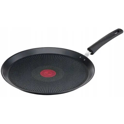 Tefal Ultimate pannekakepanne 25 cm med lav kant, non-stick belegg og rød varmeindikator, skrått sett.