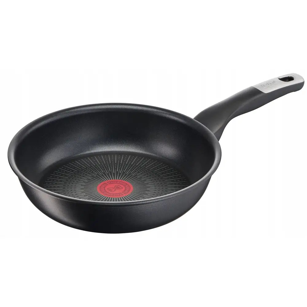 Tefal Unlimited 20 cm titanpanne med rød varmeindikator og ergonomisk håndtak sett skrått ovenfra.