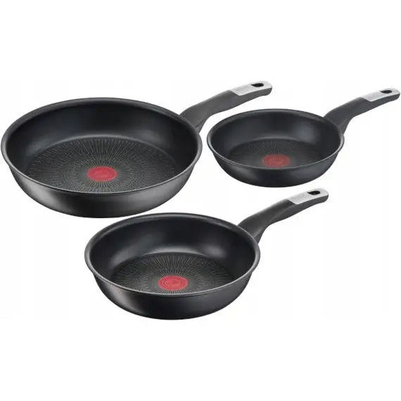 Tefal Unlimited stekepanner i tre størrelser med titanbelegg, sett skrått ovenfra med rødt merke i midten.