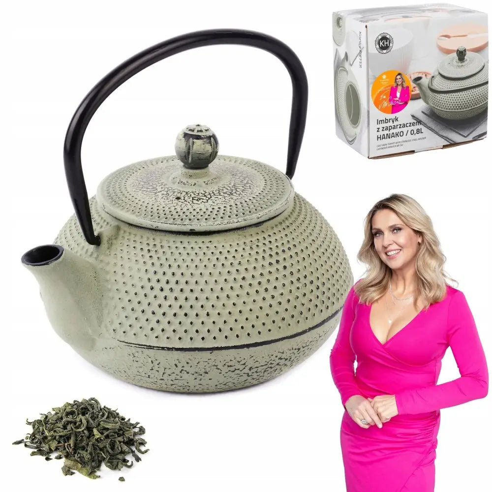 Tekanne for brygging Konighoffer 0,8L, grønn støpejern med sort håndtak, eske, teblader og kvinne i rosa kjole.