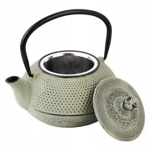 Tekanne Konighoffer 0,8L i grønt støpejern, skrå vinkel med avtakbart lokk og synlig metall sil.