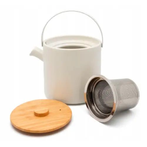 Tekanne Sett Umea 1,2 L, hvit tekanne med lyst trelokk og metallfilter ved siden av, sett fra skrå vinkel.