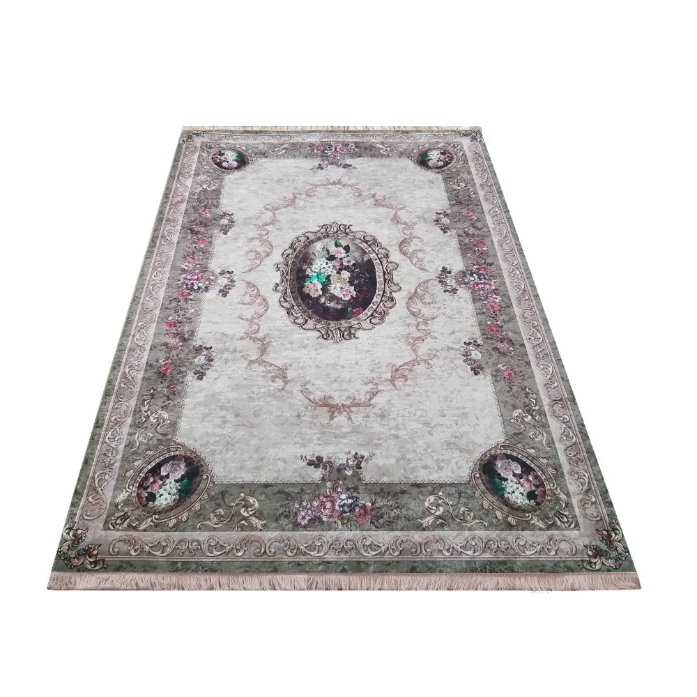 Teksturert beige teppe 120 x 180 cm, oversiktsbilde som viser blomster- og medaljongmønstre samt frynser.