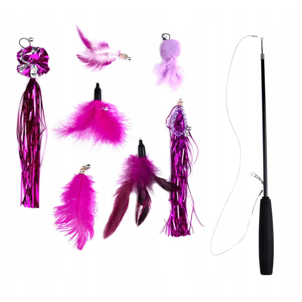 Teleskopisk katteleke med svart stang, rosa og lilla utskiftbare fjær- og duskeleker, vist mot hvit bakgrunn.